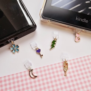 Ciondolo colorato a forma di tappo antipolvere USB-C: un simpatico accessorio per telefoni e Kindle.
