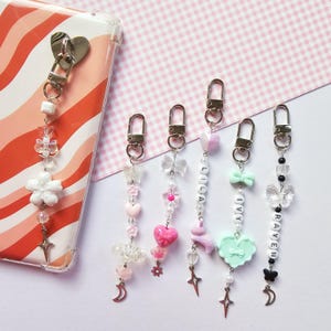 Aangepaste sleutelhanger met kralenbedel | Gepersonaliseerde telefoon- en e-readeraccessoire