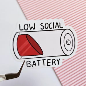Pegatina de batería social baja / Vinilo divertido y fácil de identificar para introvertidos y momentos de agotamiento social / Perfecto para botellas de agua y más