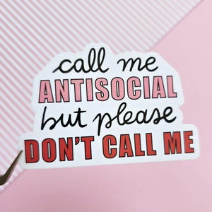 Llámame antisocial, pero por favor no me llames Calcomanía / Calcomanía de vinilo introvertida divertida para evitar interacciones sociales