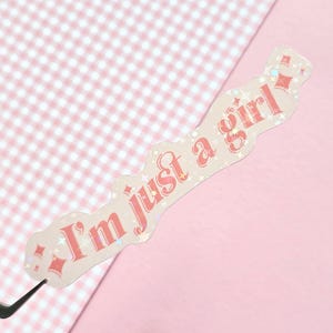 Adesivo "Sono solo una ragazza" / Adesivo in vinile stimolante e riconoscibile per donne forti / Perfetto per laptop, bottiglie d'acqua, custodia per telefono e altro ancora