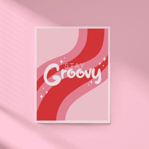 Bleib Groovy Wand Kunst Druck | Retro Pink & Rot Swirl Poster mit Sparkles | 70er Jahre ästhetisches Motivationszitat Kunst | Funky Vintage Raum Dekor