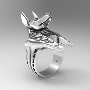 K&ouml;nnte beinhalten: Silberring mit einem detaillierten Anubis-Kopfdesign. Der Ring ist silberfarben mit schwarzen Akzenten und der Inschrift "925" auf der Innenseite.
