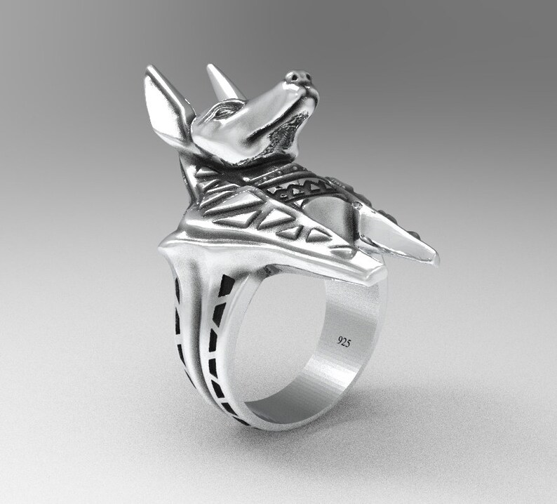 K&ouml;nnte beinhalten: Silberring mit einem detaillierten Anubis-Kopfdesign. Der Ring ist silberfarben mit schwarzen Akzenten und der Inschrift "925" auf der Innenseite.