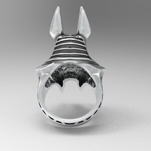 K&ouml;nnte beinhalten: Silberring mit einem detaillierten Design eines Tierkopfes mit spitzen Ohren. Der Ring ist aus Metall und hat eine strukturierte Oberfl&auml;che.