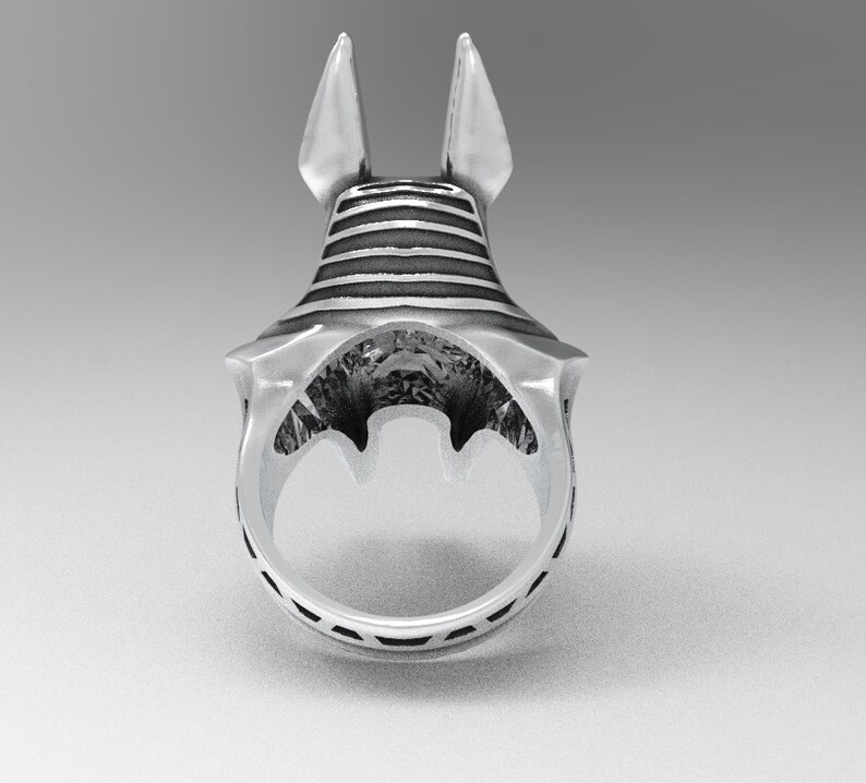 K&ouml;nnte beinhalten: Silberring mit einem detaillierten Design eines Tierkopfes mit spitzen Ohren. Der Ring ist aus Metall und hat eine strukturierte Oberfl&auml;che.