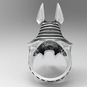 K&ouml;nnte beinhalten: Silberring mit einem detaillierten Design eines Tierkopfes mit spitzen Ohren. Der Ring ist aus Metall und hat eine strukturierte Oberfl&auml;che.