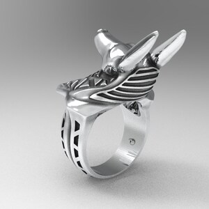 K&ouml;nnte beinhalten: Ein silberner Ring mit einem detaillierten Anubis-Kopfdesign. Der Ring ist aus Metall gefertigt und hat eine glatte, polierte Oberfl&auml;che.