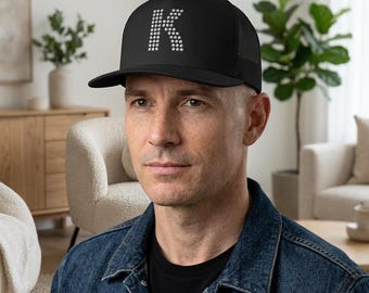 Gorra trucker bordada con la letra "K" de KISS