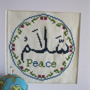 Een Arabisch pdf-kruissteekpatroon PEACE. Afwerking: 5". Naai zelf. Gemiddeld tot gevorderd.