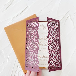 Hochzeitseinladung aus Spitze. Weinrote Hochzeitseinladung. Burgund und Gold HochzeitSeinladungen. Goldene Hochzeitseinladung