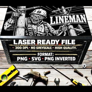 Puede incluir: Un diseño gráfico en blanco y negro que muestra a un personaje tipo zombi con casco de seguridad trabajando en un poste eléctrico con el texto LINEMAN. Debajo, el texto dice LASER READY FILE, 300 DPI, NO GREYSCALE, HIGH QUALITY y FORMAT: PNG, SVG, PNG INVERTED.
