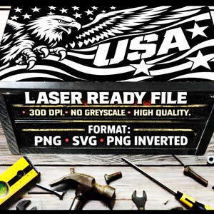 Könnte beinhalten: Eine schwarz-weiße digitale Grafikdatei mit einem Weißkopfseeadler, Sternen und Streifen sowie dem Text USA. Das Bild enthält den Text LASER READY FILE, 300 DPI, NO GREYSCALE, HIGH QUALITY und FORMAT: PNG, SVG, PNG INVERTED auf dunklem Grund.