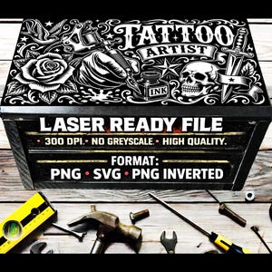 Peut inclure: Une boîte rectangulaire noire avec un motif graphique blanc représentant une machine à tatouer, une rose, un encrier, un crâne et une dague avec le texte TATTOO ARTIST. Le texte indique LASER READY FILE, 300 DPI, NO GREYSCALE, HIGH QUALITY, FORMAT: PNG, SVG, PNG INVERTED.