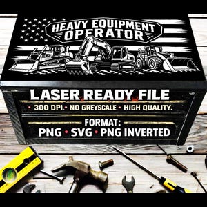 Puede incluir: Un diseño gráfico digital en blanco y negro con el texto HEAVY EQUIPMENT OPERATOR sobre ilustraciones de una excavadora, una topadora y una cargadora, con un motivo de bandera. El texto incluye LASER READY FILE, 300 DPI, NO GREYSCALE, HIGH QUALITY, FORMAT: PNG, SVG, PNG INVERTED.