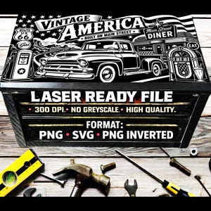 Könnte beinhalten: Ein schwarz-weißes Grafikdesign mit einem Oldtimer-Truck, einem Diner und einer Zapfsäule mit dem Text Vintage America Built on Main Street. Das Bild enthält den Text Laser Ready File, 300 DPI, No Greyscale, High Quality und Format PNG, SVG, PNG Inverted.