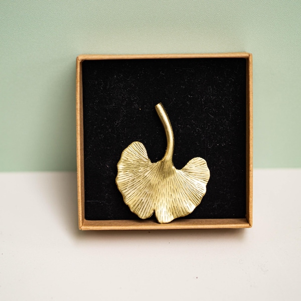 Handgemaakte messing broche met ginkgoblad: geëtste sjaalpin