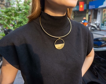 Collar redondo de latón / Collar de luna / Joyería hecha a mano / Regalo para ella / collar geométrico