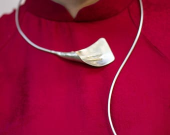 Collana con calle in ottone realizzata a mano: gioiello floreale flessibile, collana da sposa