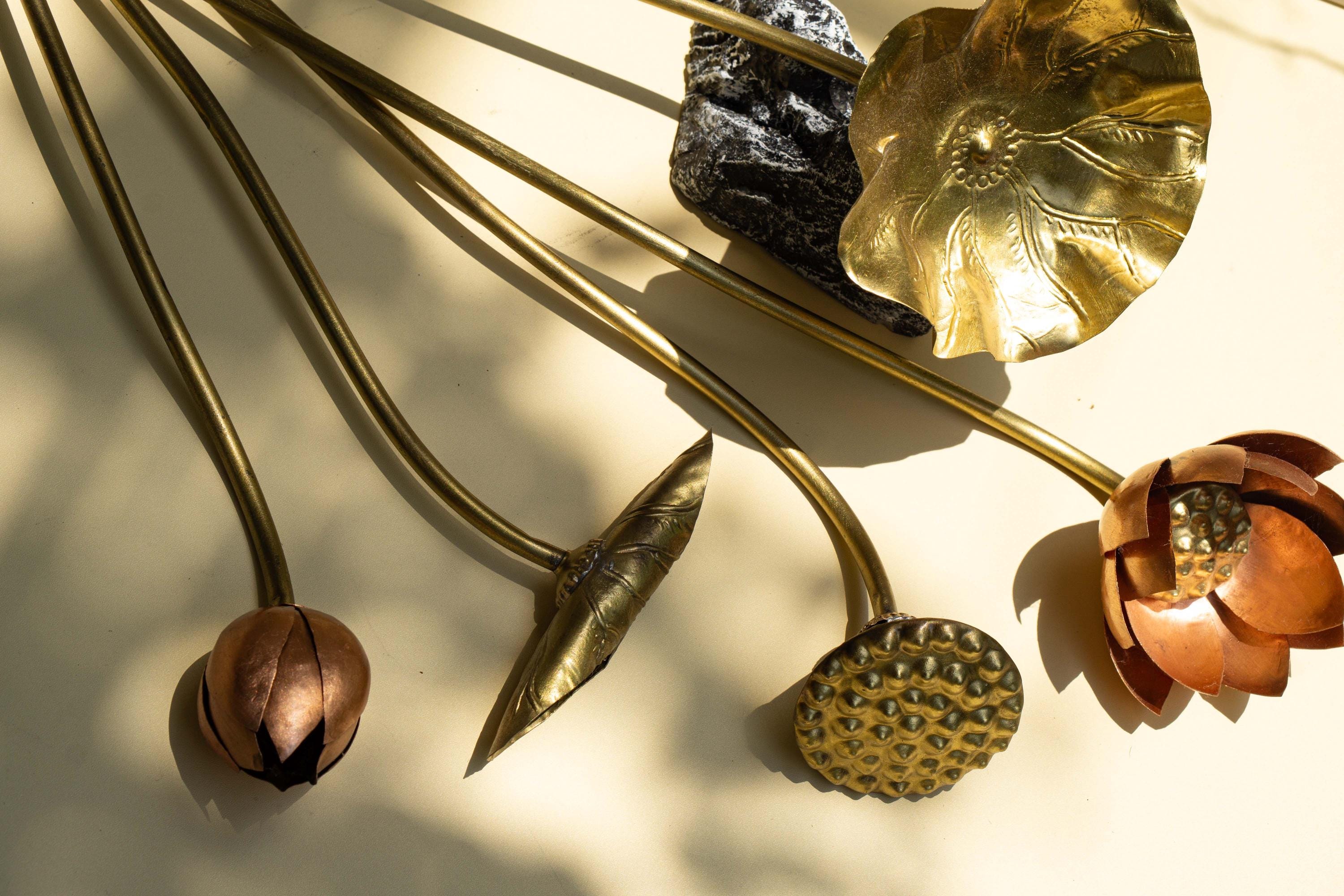 手作りの真鍮と銅の蓮の花：エッチングされた花の装飾、ユニークな蓮の