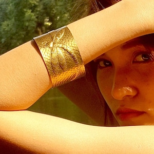 Hand geschnitztes Messing Libellen Armband: Boho Jugendstil Schmuck