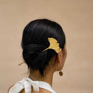 Ginkgoblatt Haarstab: Handgeschnitzter Haarstab aus Messing