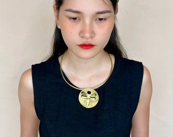 Handgefertigte Libelle aus Messing: Minimalistischer Choker