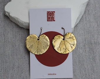 Orecchini in ottone con ninfea: orecchini pendenti floreali in oro