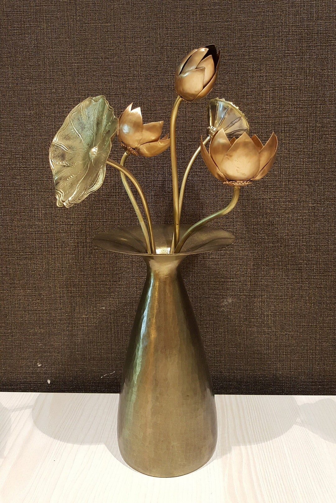 Walther&co white beads flower with brass leaves
