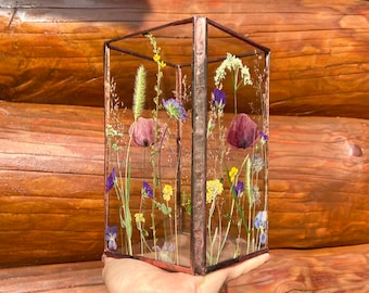 Kerzenhalter aus Buntglas mit gepressten wilden Mohnblumen und Wiesenblumen.