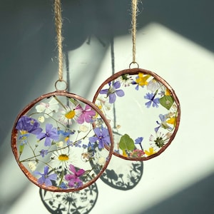Glas-in-loodlijst met geperste weidebloemen.