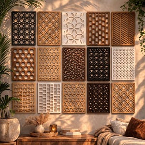 Può includere: Una collezione di quindici pannelli decorativi da parete in legno con vari disegni geometrici e floreali intagliati. I pannelli presentano tonalità di marrone, bianco e nero, creando un'esposizione strutturata e artistica. Sono montati su una parete neutra.