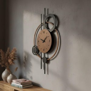Puede incluir: Un reloj de pared moderno con una esfera de madera marrón claro y manecillas negras. El reloj está rodeado de formas geométricas negras y marrones, incluyendo círculos y líneas verticales. Está montado en una pared gris.