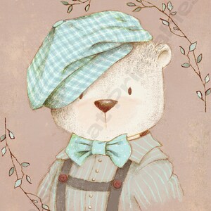 Pode incluir: Um urso de peluche branco vestindo um chapéu xadrez azul e branco, uma gravata borboleta azul e uma camisa listrada azul claro e branco com suspensórios. O urso está rodeado por uma coroa de folhas verdes.
