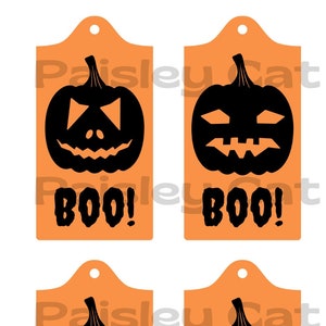Puede incluir: Ocho etiquetas de regalo imprimibles de color naranja con caras de calabaza negras y la palabra "BOO!" impresa en cada etiqueta.