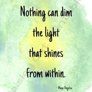 Puede incluir: Un fondo de acuarela con una cita en texto negro que dice "Nada puede atenuar la luz que brilla desde adentro. - Maya Angelou".
