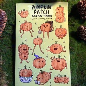 Könnte beinhalten: Ein rechteckiger Aufkleberbogen mit hellgelbem Hintergrund, der verschiedene orangefarbene Kürbisillustrationen mit Gesichtern und Gliedmaßen zeigt. Der Text lautet PUMPKIN PATCH sticker sheet @artis.marginalia. Die Kürbisse sind in verschiedenen Posen dargestellt, unter anderem mit einer Krone, einem Hexenhut und in einer Kuchenform sitzend.