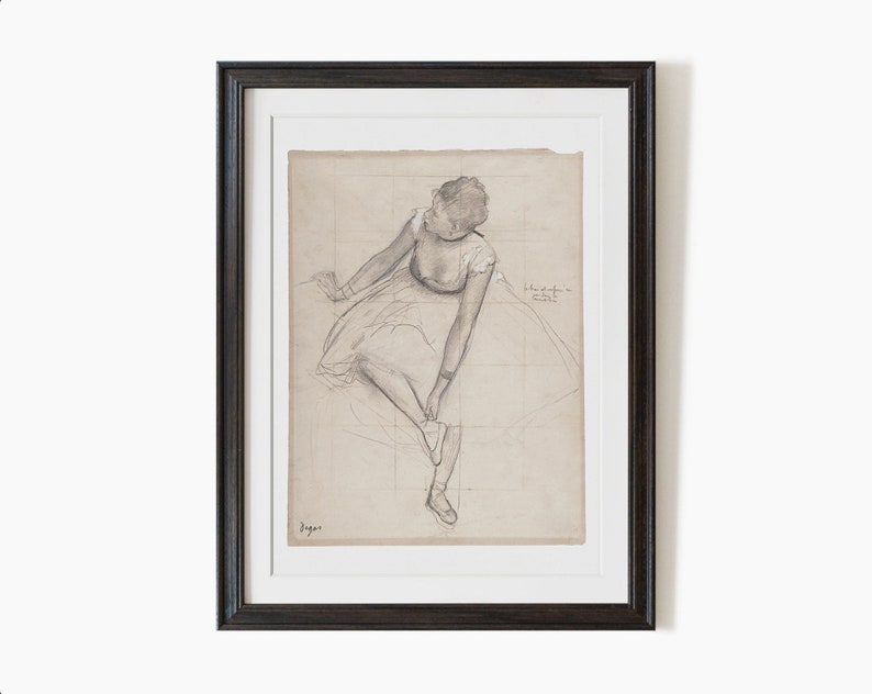K&ouml;nnte beinhalten: Eine Schwarzwei&szlig;-Bleistiftzeichnung einer Ballerina in einem Tutu, die sitzt und ihren Schuh anpasst. Die Zeichnung befindet sich auf einem Blatt Papier mit einem Gittermuster. Die Unterschrift des K&uuml;nstlers befindet sich in der rechten unteren Ecke.