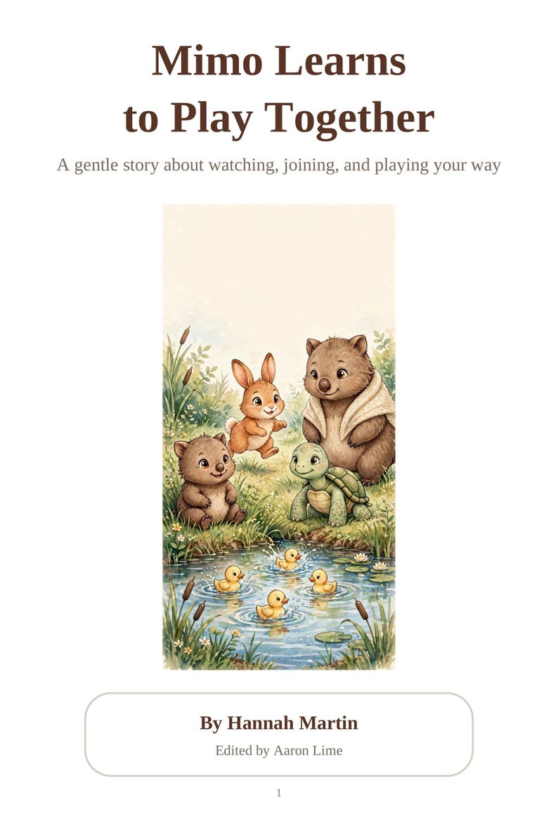 Op de afbeelding: Een kinderboekcover getiteld Mimo Learns to Play Together door Hannah Martin. De illustratie toont een bruin konijn, een schildpad en twee bruine harige wezens bij een vijver met vier zwemmende gele eendjes in het water.