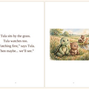 Op de afbeelding: Een boekpagina met de tekst: Tula sits by the grass. Tula watches too. Watching first, says Tula. Then maybe... we&rsquo;ll see. Naast de tekst staat een illustratie van een groene schildpad en een bruin harig wezen in een grasveld.