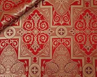 Pode incluir: Tecido vermelho com um padrão de brocado dourado. O padrão apresenta um desenho repetitivo de flores estilizadas, cruzes e formas geométricas.