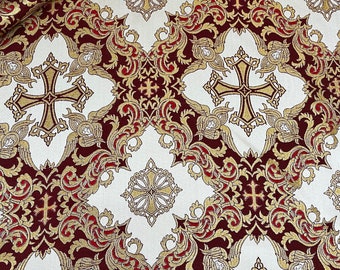 Puede incluir: Tela blanca con un patrón repetido de cruces doradas y burdeos y diseños florales.