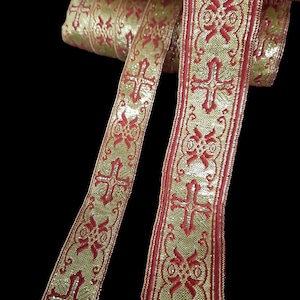 Könnte beinhalten: Roter und goldener Besatz mit einem Kreuzmuster. Der Besatz ist mit einem Metallfaden gewebt und hat ein erhabenes Design.