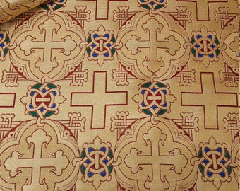 Pode incluir: Tecido dourado com um padrão repetitivo de cruzes vermelhas e desenhos intrincados em tons de verde, azul e vermelho.