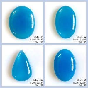 K&ouml;nnte beinhalten: Vier polierte, ovale und tropfenf&ouml;rmige, hellblaue Edelsteine. Jeder Stein hat eine einzigartige Gr&ouml;&szlig;e und ein einzigartiges Gewicht, wobei der gr&ouml;&szlig;te 25x33 mm misst und 36 wiegt. Die Edelsteine werden vor wei&szlig;em Hintergrund pr&auml;sentiert.