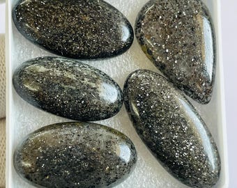 Zwarte zonnesteen cabochon: losse fonkelende edelsteen