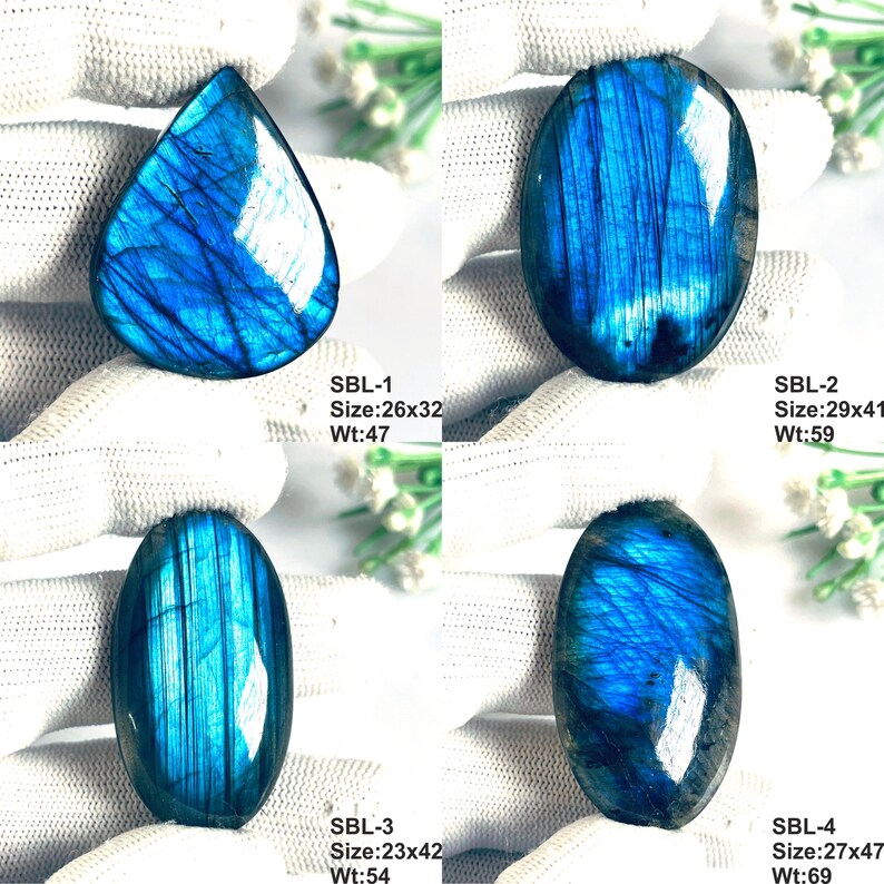 Pu&ograve; includere: Quattro pietre preziose di labradorite lucidate con iridescenza blu. SBL-1: 26x32mm, 47ct. SBL-2: 29x41mm, 59ct. SBL-3: 23x42mm, 54ct. SBL-4: 27x47mm, 69ct. Ogni pietra mostra un motivo di frattura interna unico e una superficie liscia.