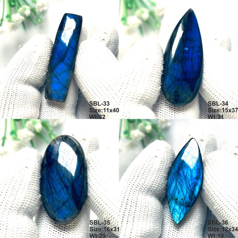 Pu&ograve; includere: Quattro pietre preziose di labradorite lucida con intensa iridescenza blu. Ogni pietra &egrave; etichettata con i codici SBL-33, SBL-34, SBL-35 e SBL-36, incluse dimensioni in mm e peso in carati. Le forme includono rettangolo, goccia, ovale e marquise.