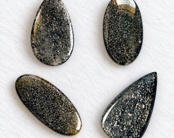 Zwarte zonnesteen cabochon: natuurlijke losse edelsteen voor het maken van sieraden