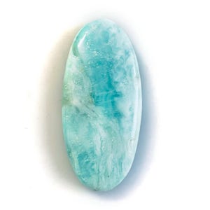 Peut inclure: Un cabochon de pierre pr&eacute;cieuse de forme ovale pr&eacute;sentant une surface polie avec des motifs tourbillonnants de bleu clair, de turquoise et de blanc. La pierre a une texture lisse et arrondie avec une finition brillante et lustr&eacute;e.